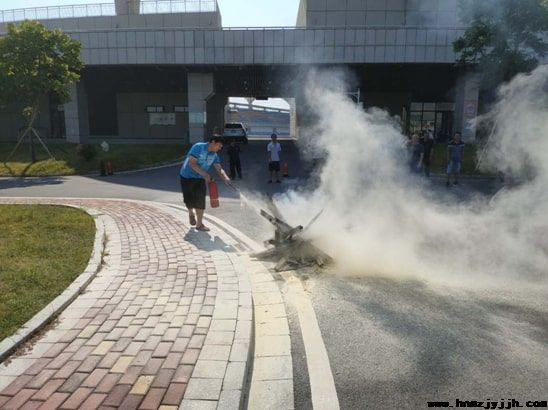 市全民健身服务中心举行消防安全疏散培训和演练