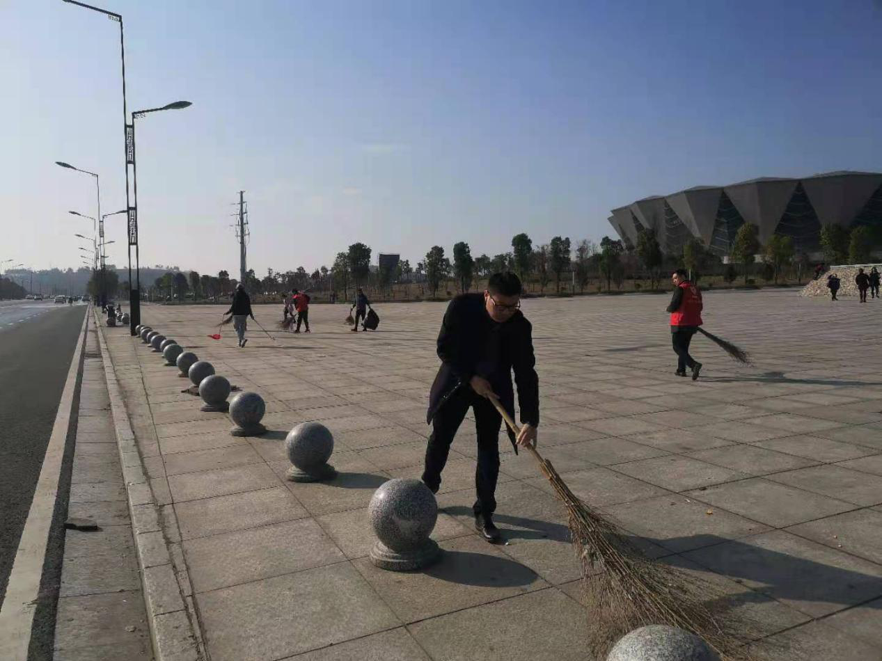 开工第二天!市全民健身服务中心全体干部职工清扫体育中心！