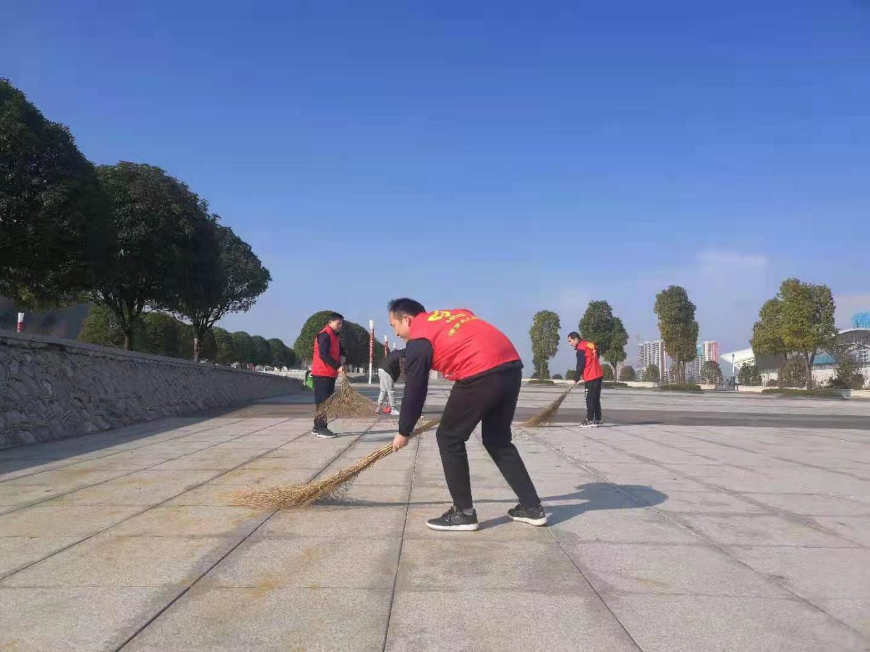 开工第二天!市全民健身服务中心全体干部职工清扫体育中心！