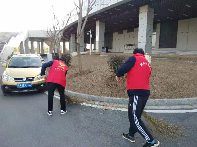 开工第二天!市全民健身服务中心全体干部职工清扫体育中心！