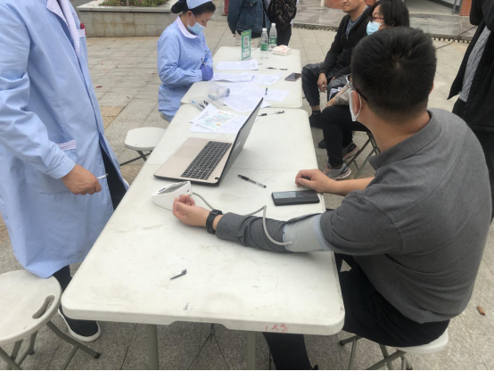 市全民健身服务中心参加无偿献血活动