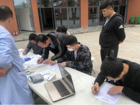 市全民健身服务中心参加无偿献血活动