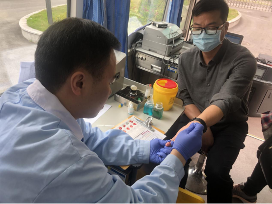 市全民健身服务中心参加无偿献血活动