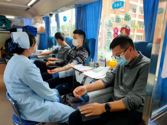 市全民健身服务中心参加无偿献血活动