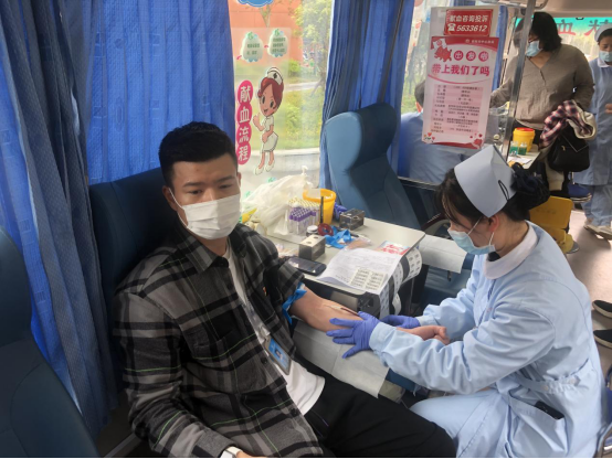 市全民健身服务中心参加无偿献血活动