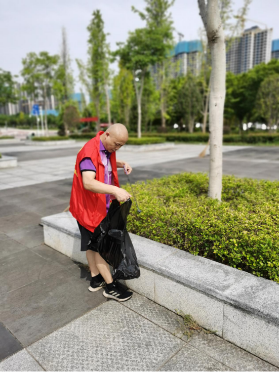 八月市全民健身服务中心卫生清扫志愿服务活动