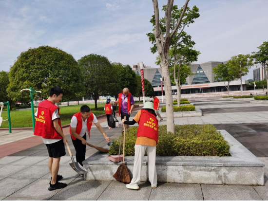八月市全民健身服务中心卫生清扫志愿服务活动