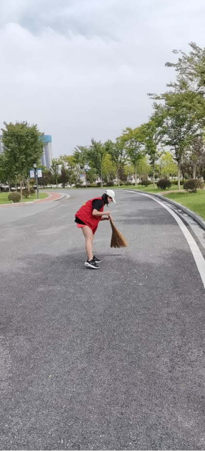 八月市全民健身服务中心卫生清扫志愿服务活动